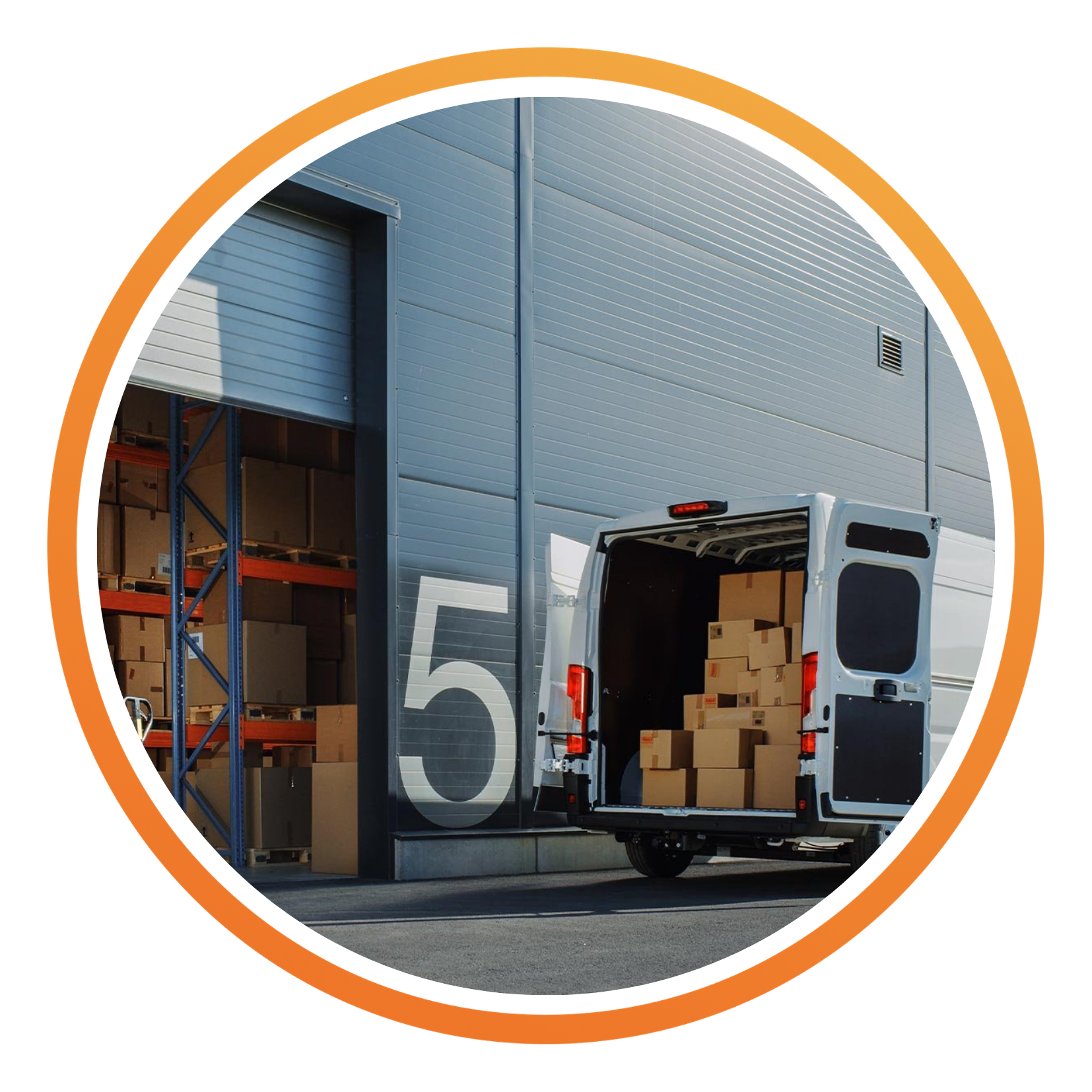 Valkoinen pakettiauto varaston oven edessä. Pakettiauton sisällä sekä varastossa näkyy ruskeita pahvilaatikoita.